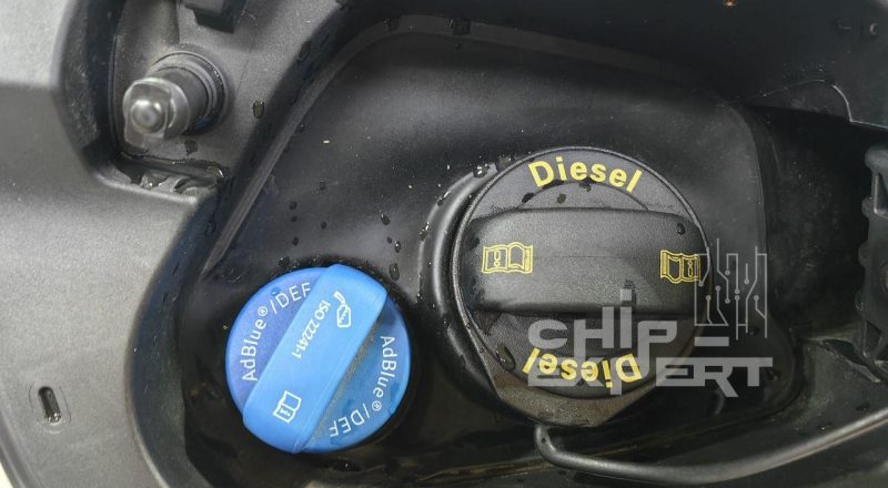 Крышка AdBlue и дизельного топлива под лючком бака